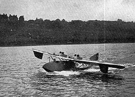 A plane landing on water

AI-generated content may be incorrect.