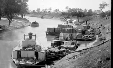 Paddle steamers unloading wool at Bourke, NSW