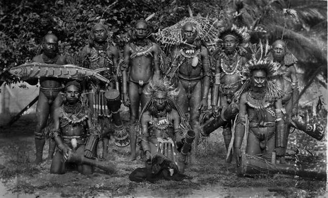 A group of people in traditional clothing
AI-generated content may be incorrect.
