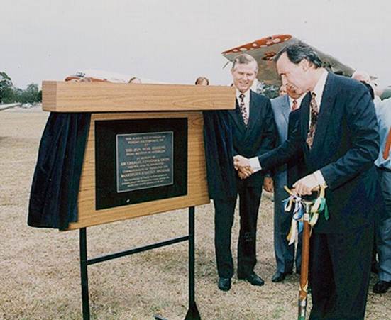 Paul Keating unveiling plaque