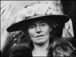 Gertrude Bell attends a meeting of the Mesopotamia Commission at the Cairo Conference of 1921